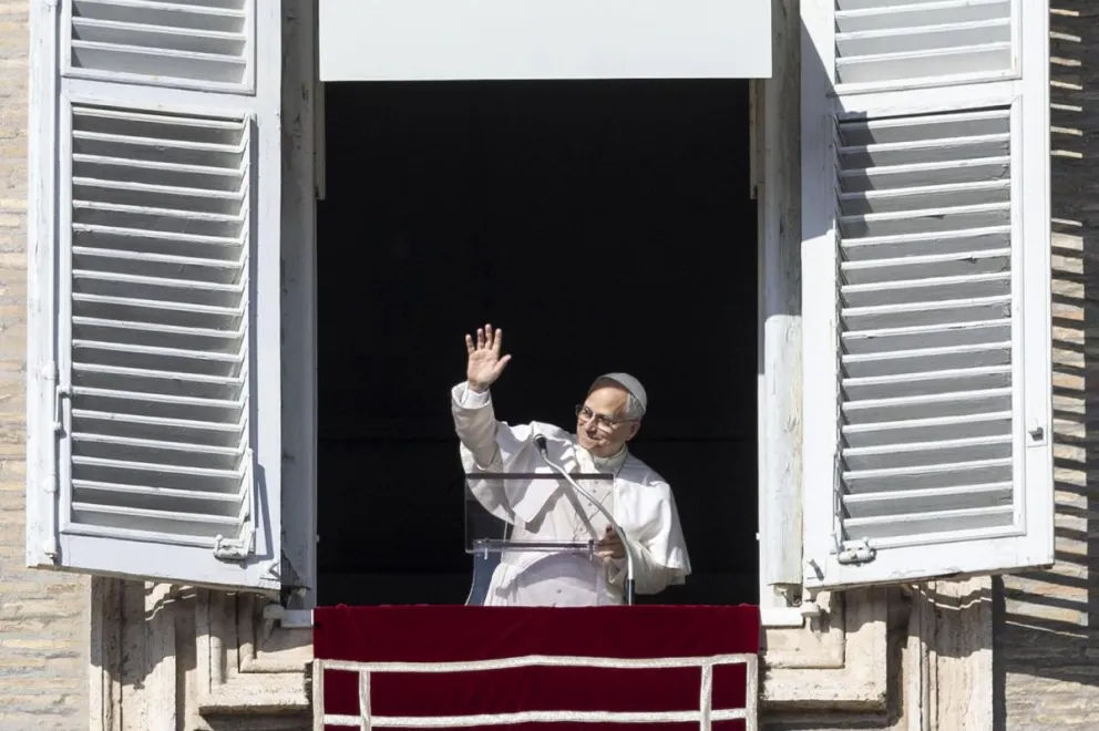 El papa León XIV dirige la oración del Angelus desde la ventana de su oficina que da a la Plaza de San Pedro, en la Ciudad del Vaticano, 7 de diciembre de 2025. Foto: EFE