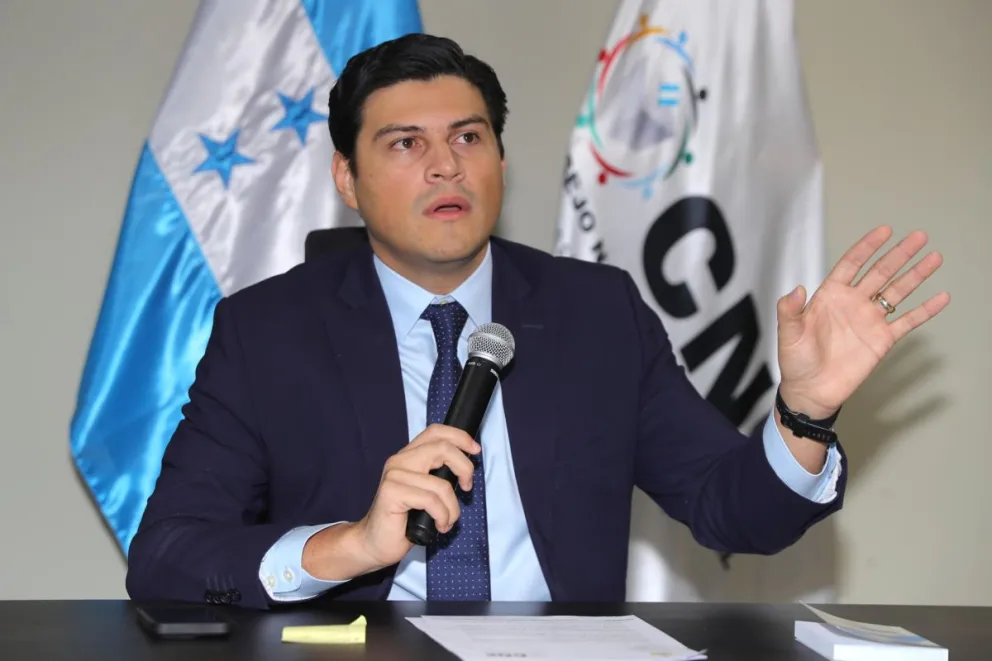 El consejero electoral Marlon Ochoa habla durante una rueda de prensa este domingo, en Tegucigalpa (Honduras). Foto: EFE