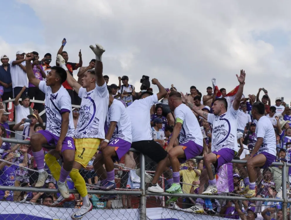 Jugadores de Real Potosí festejan el ascenso con su hinchada en Santa Cruz. Foto: APG.