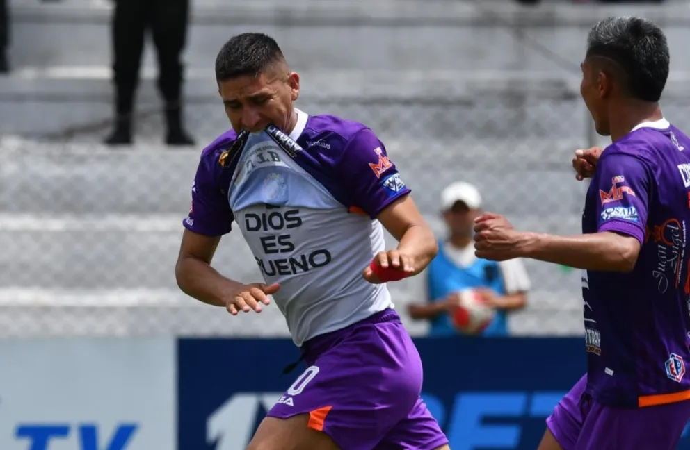 Castellón festeja su gol de penal en Santa Cruz. Foto: Agencia Marka Registrada.