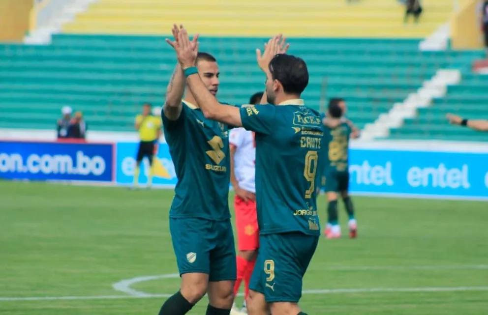Robson Mattheus y Martín Cauteruccio, el autor del gol, festejan el primero de Bolívar. Foto: APG