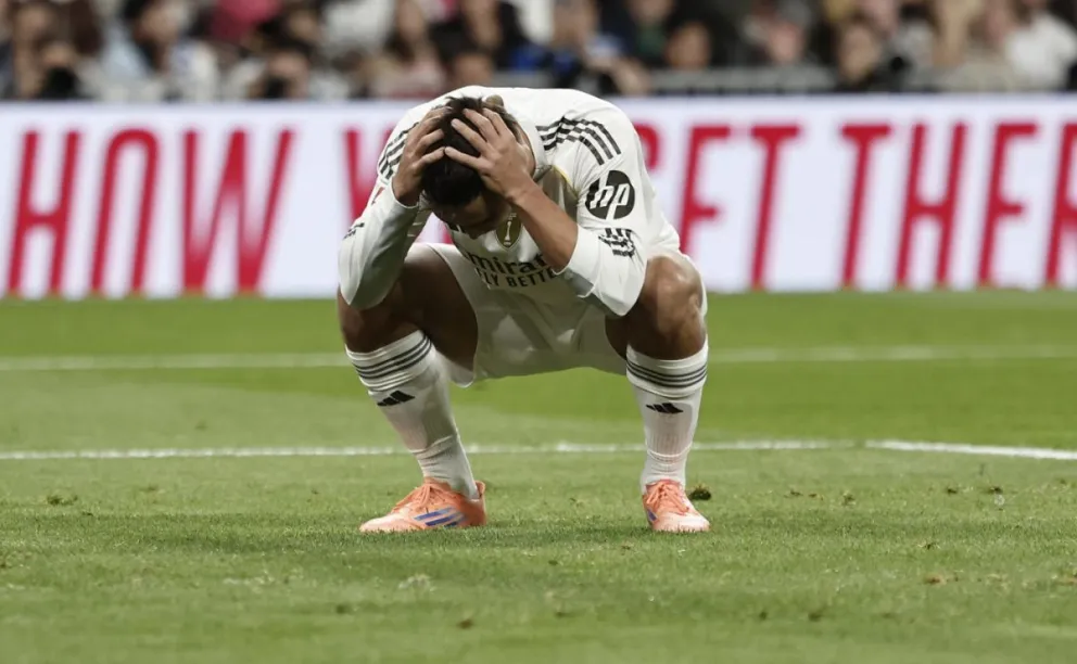 Gonzalo García, delantero del Real Madrid, se lamenta tras la derrota ante el Celta. Foto: EFE