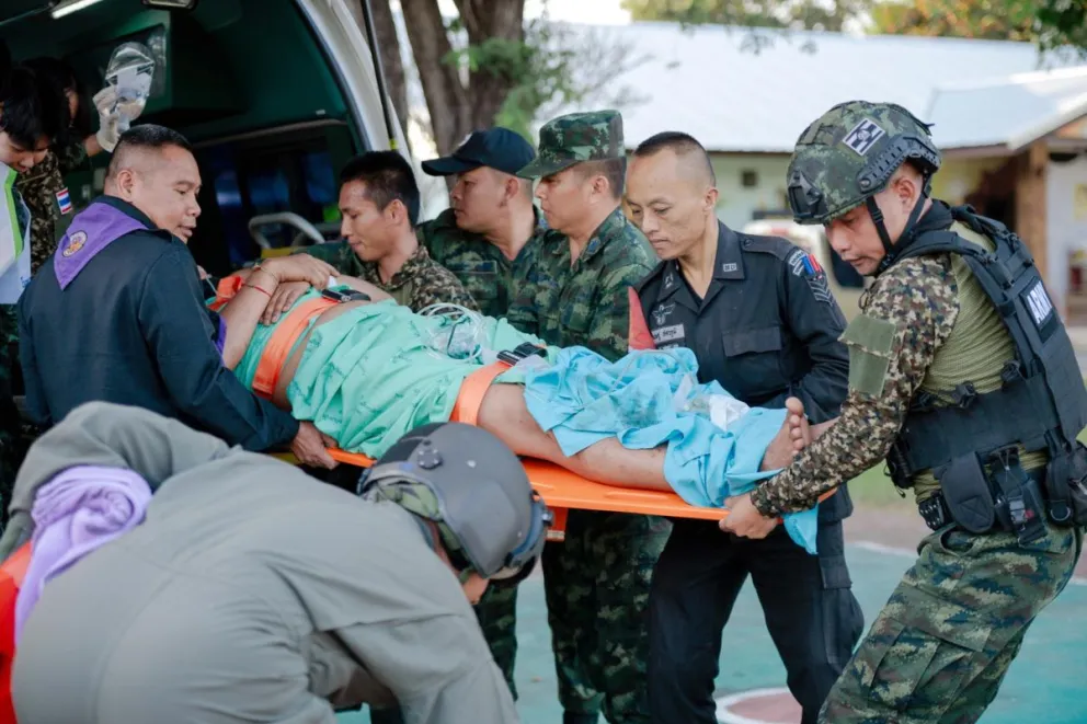 Soldados tailandeses transportan a un herido durante los combates con Camboya cerca de la frontera. Foto: EFE