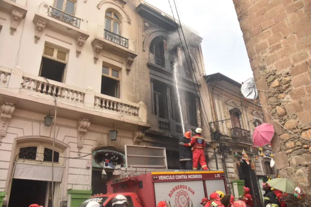 Bomberos intentan apagar el fuego, la mañana de este lunes. Foto: Alcaldía de La Paz