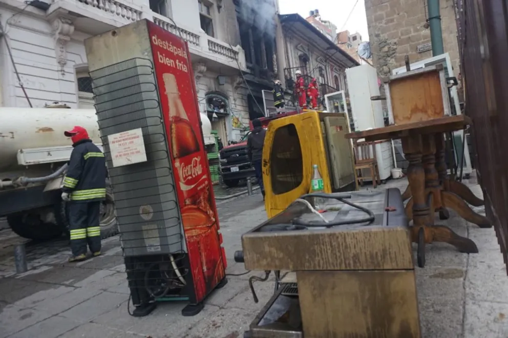 Bomberos en el lugar del siniestro este lunes. Foto: APG