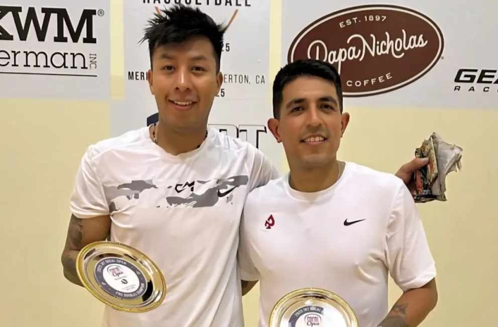 Moscoso (izq.) y Carrasco con sus trofeos de campeones en dobles. Foto: Conrrado Moscoso.