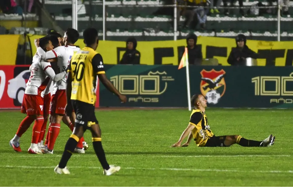 Godoy (en el piso) y Arrascaita lamentan la derrota del Tigre, los jugadores de Always festeja. Foto: APG