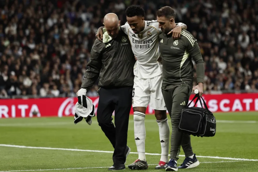 Militão se retira lesionado del partido con el Celta. Foto: EFE.