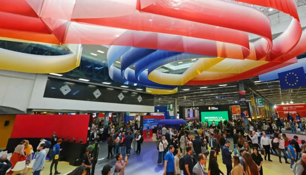 Visitantes en la Feria del Libro (FIL) de Guadalajara. Foto: EFE