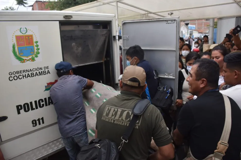 Personal traslada uno de los cuerpos este lunes. Foto: APG 