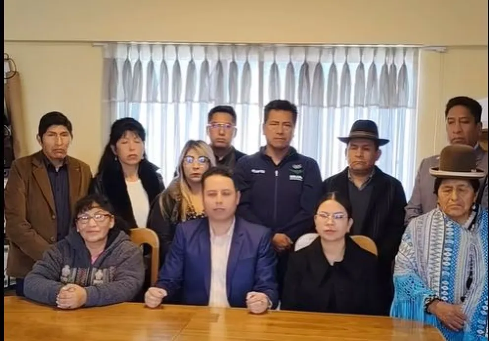 El vicepresidente Lara con sus senadores y diputados. FOTO: Captura de video