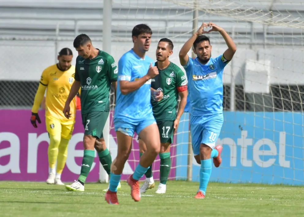 Adalid Terrazas (der.) festeja el primer gol de San Antonio. Foto: APG