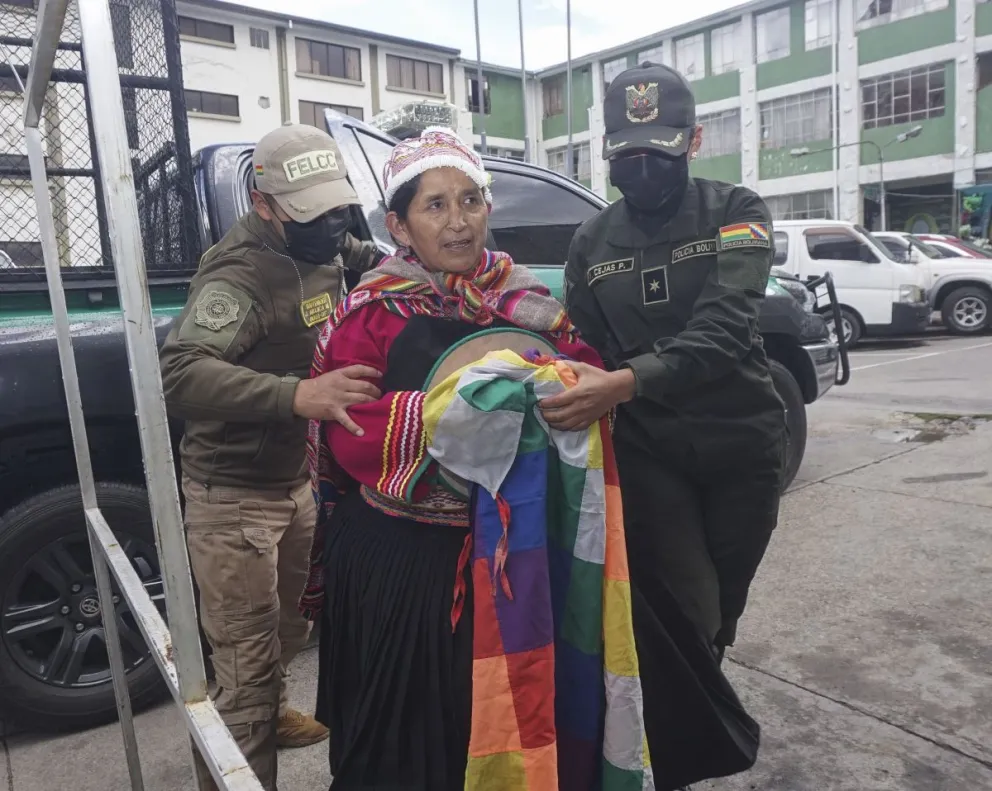 Patty es trasladada a celdas policiales, el sábado. FOTO: APG