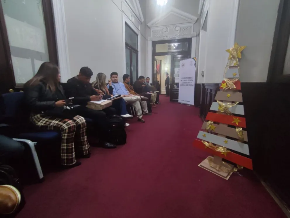 Postulantes esperando su turno para presentar sus documentos. FOTO: Paulo Lizárraga/ Visión 360