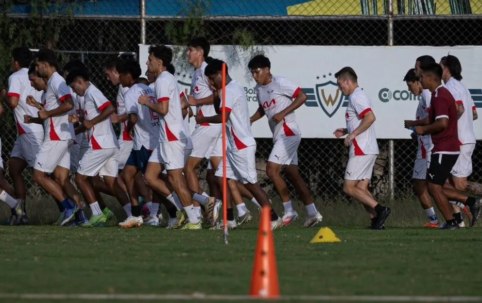 Jugadores del Rojo en un entrenamiento en su complejo de la Laguna Alalay. Foto: Club Wilstermann