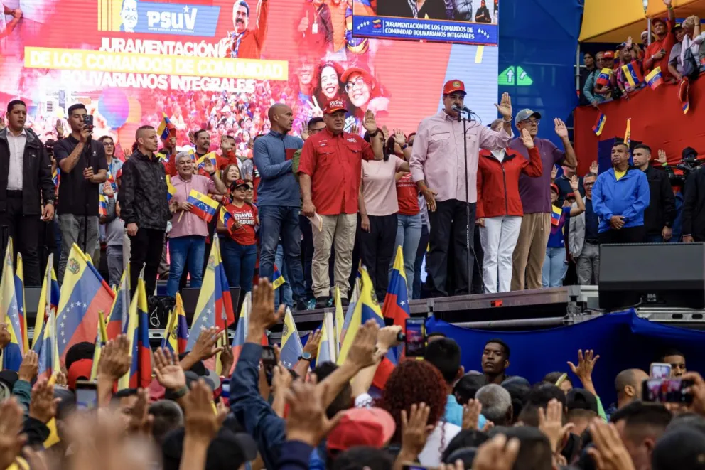 Maduro y Diosdado Cabello saludan en un acto público de juramentación de su buró político. Foto: EFE