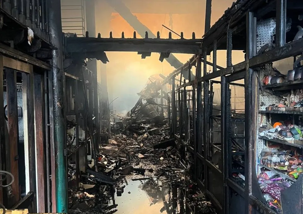Las galerías donde se vendían los productos, completamente destruidas por el fuego. Foto: Bomberos 2ª cía. Santa Bárbara SAR Bolivia La Paz
