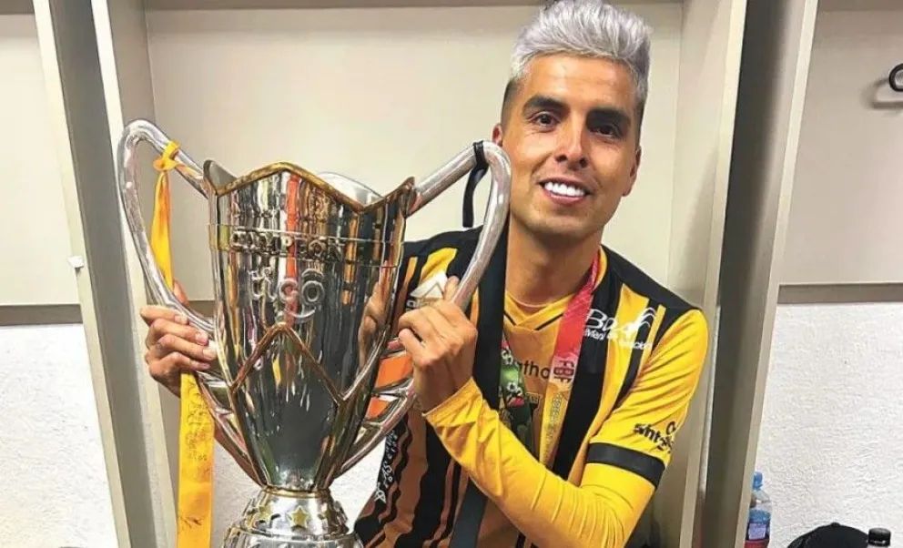 Leonel López con el trofeo que ganó The Strongest al coronarse campeón nacional en 2023. Foto: Cñub The Strongest