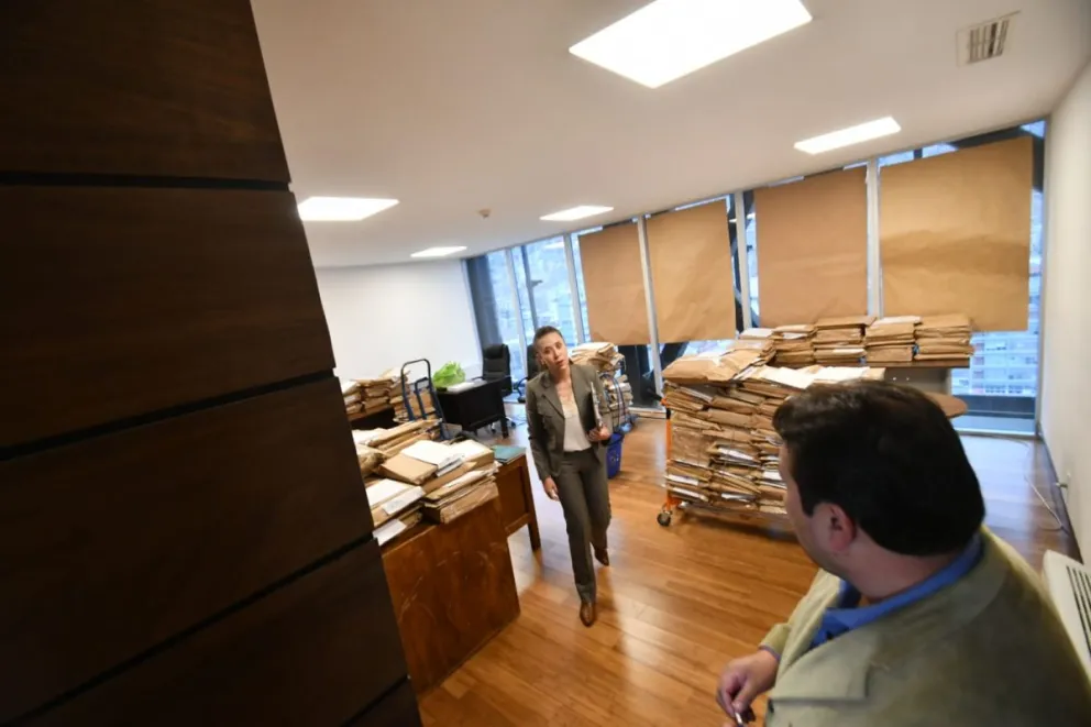 Parte de los sobres con solicitudes en la ALP este martes. Foto: APG