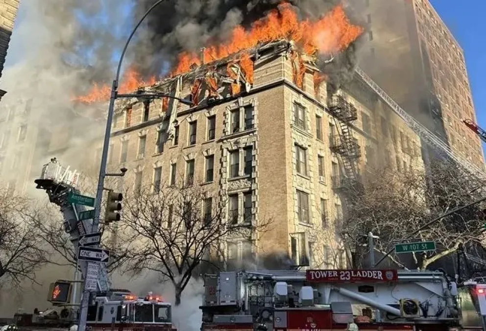 El incendio en un edificio de viviendas, en Nueva York: Foto: EFE / Departamento de Bomberos de Nueva York