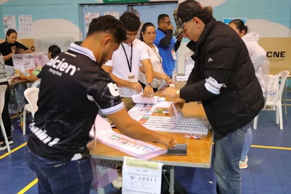 Jurados cuentan los votos  en la Villa Olímpica de Tegucigalpa. Foto: EFE