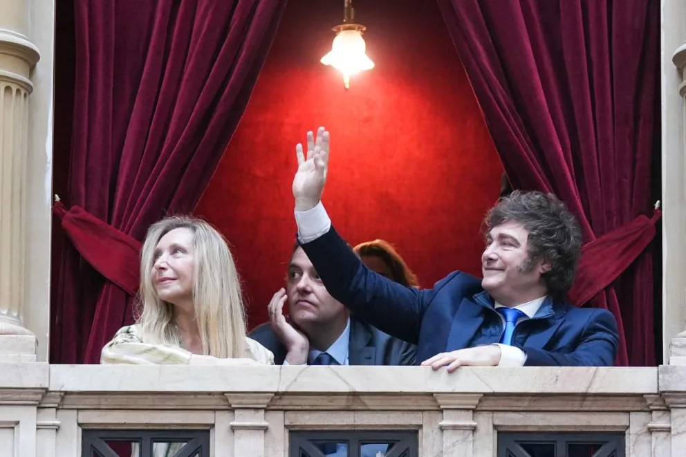 El presidente de Argentina, Javier Milei, con su hermana Karina y el jefe de su gabinete de ministros, Manuel Adorni. Foto: EFE/ Congreso de la Nación