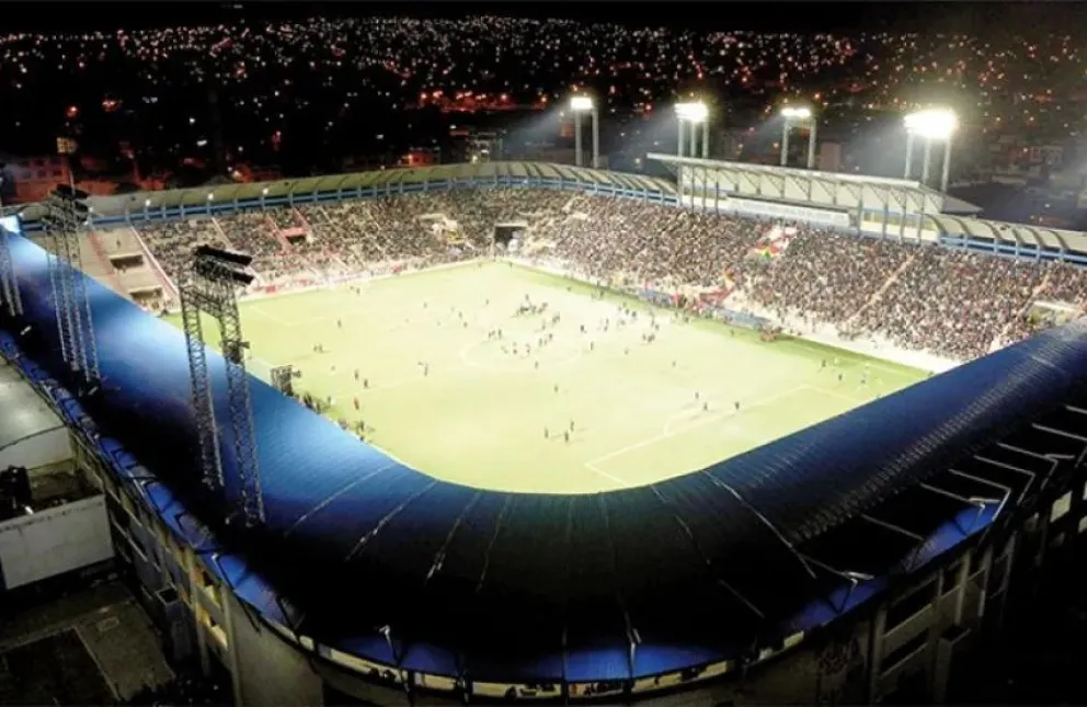 Una vista nocturna del estadio Municipal de Villa Ingenio. Foto: APG