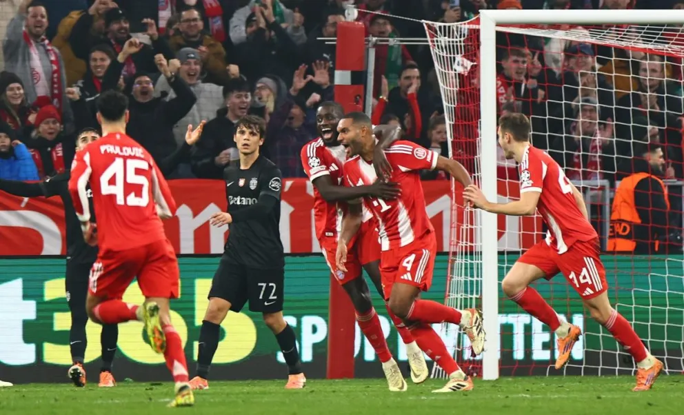 El jugador del Bayern Jonathan Tah (2-d) celebra el 3-1 durante el partido de la UEFA Champions League. Foto: EFE