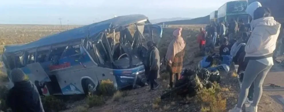 Bus de la empresa Emperador se sale de la vía en la carretera Oruro-Potosí.  Foto: RRSS