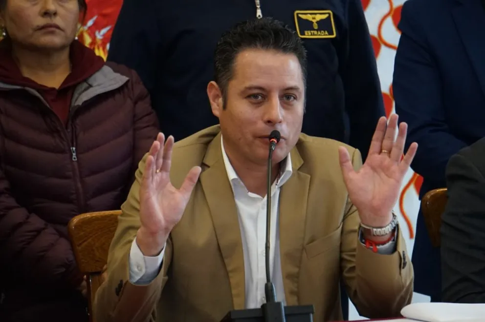 Lara se dirige a los medios. FOTO: Captura de video