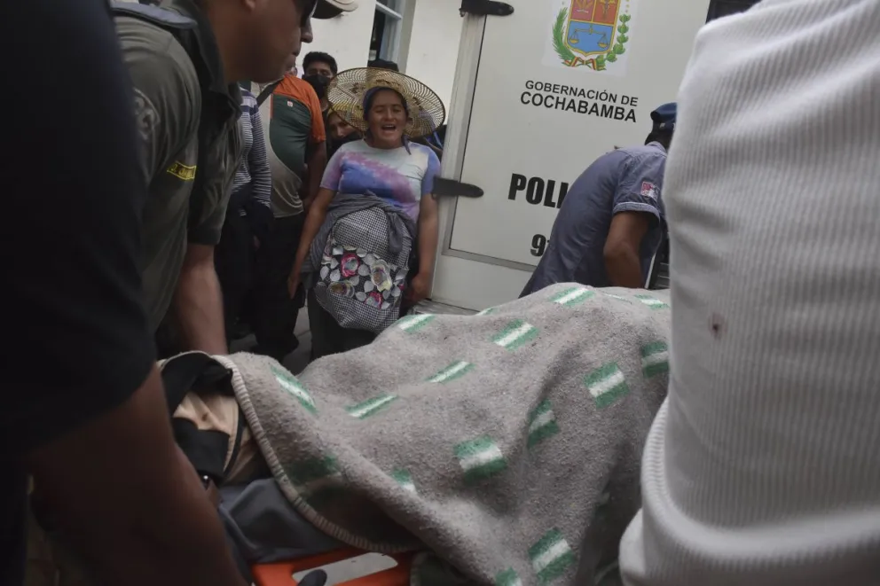 Uno de los fallecidos es trasladado por las autoridades. FOTO: APG