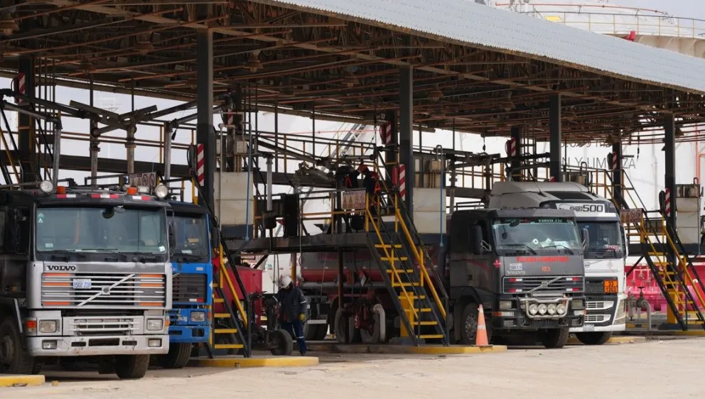 Los camiones cisternas en una de las plantas de YPFB. Foto: YPFB