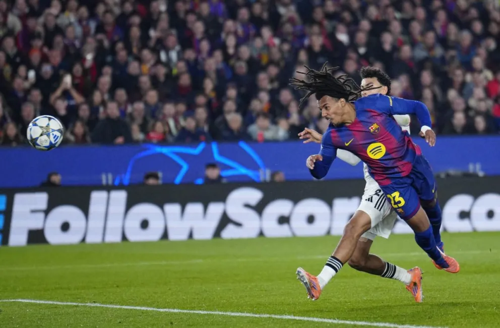 Jules Koundé (der.) remata de cabeza ante el defensa de Elias Baum y marca el primer gol del Barcelona. Foto: EFE