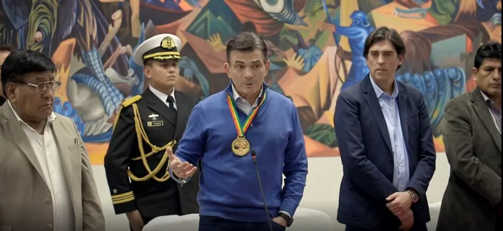 El presidente Paz conversa con los choferes. FOTO: Vocería presidencial