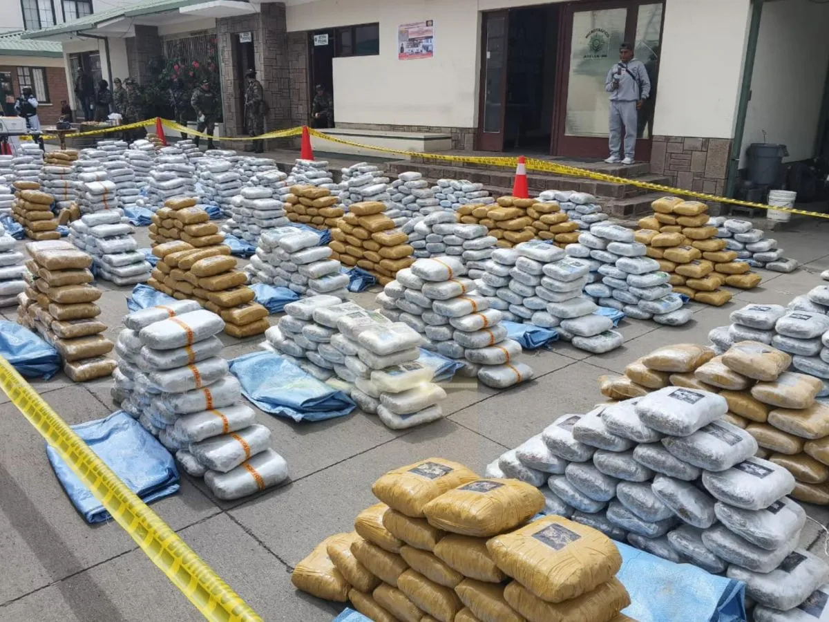 Paquetes de droga incautada con la frase "feliz Navidad y Pr&oacute;spero A&ntilde;o Nuevo". Foto: Marvin Butr&oacute;n 