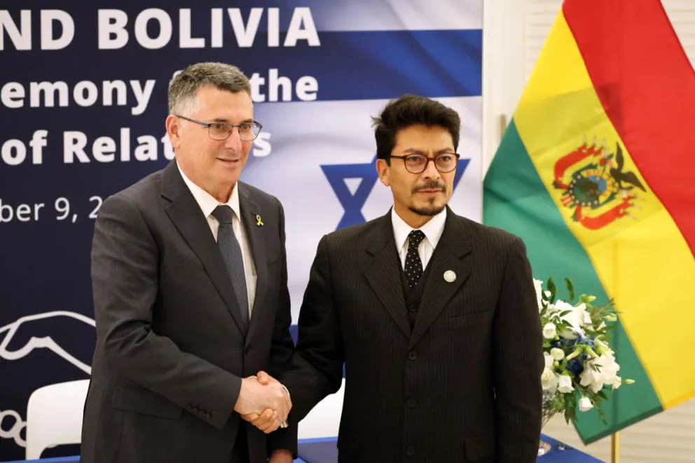 Los ministros de Exteriores de Bolivia, Fernando Aramayo (d), y de Israel, Gideon Sa'ar en la residencia del embajador israelí en Washington (EEUU). Foto: EFE