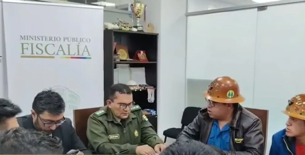 Los participantes en la reunión. FOTO: Erbol