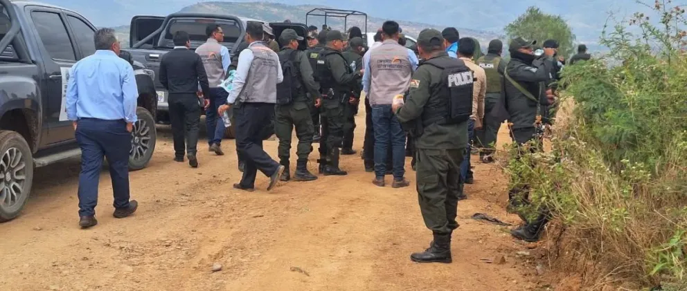 Autoridades de la Policía y la Fiscalía durante la investigación del hecho en la zona del conflicto. FOTO: Unitel
