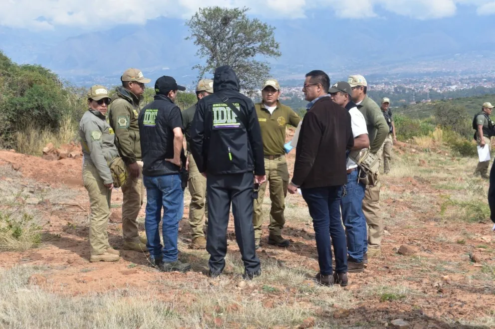 Personal del Instituto de Investigaciones Forenses y policías en el lugar de los hechos. Foto: Prensa FGE