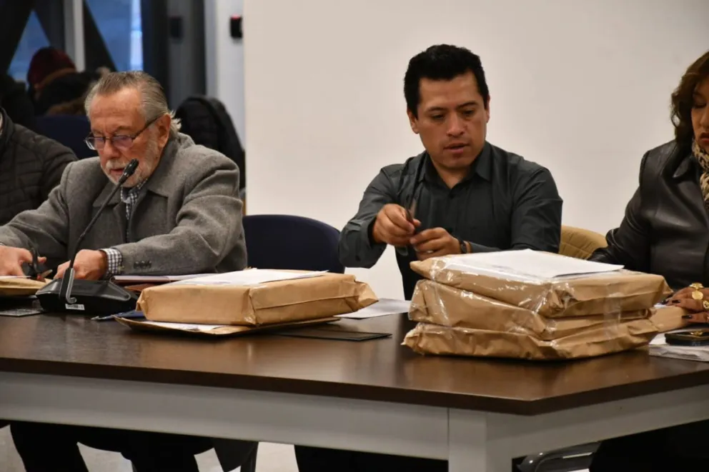 Miembros de la Comisión Mixta durante la revisión de las postulaciones. Foto: APG