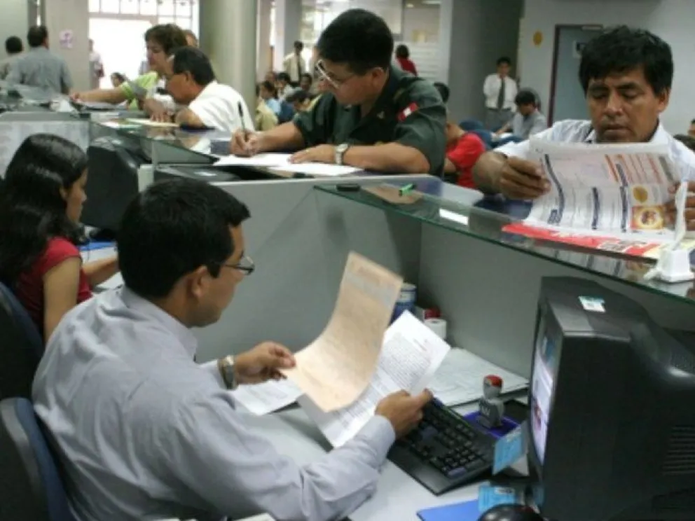 Funcionarios en una oficina estatal en La Paz en una imagen de archivo. 