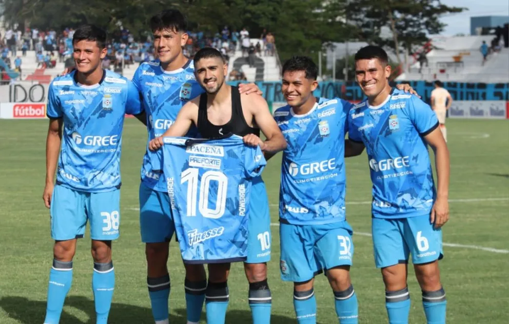 Jugadores de Blooming celebran el segundo gol convertido por Vadalá (centro). Foto: Agencia Marka Registrada