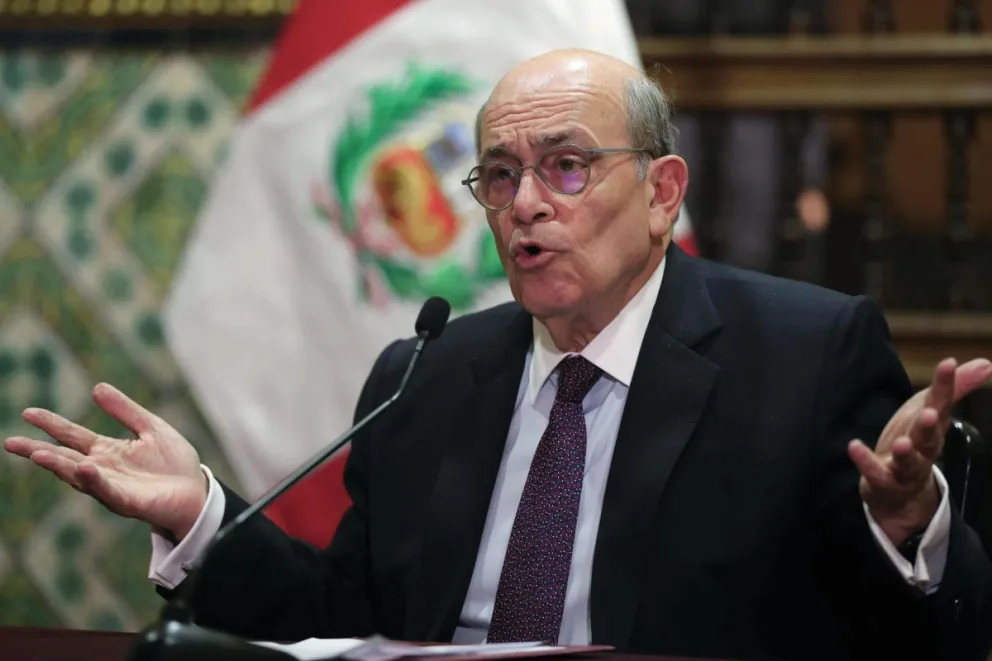 El ministro de Relaciones Exteriores de Perú, Hugo de Zela, habla en una rueda de prensa este miércoles, en Lima (Perú). foto: EFE