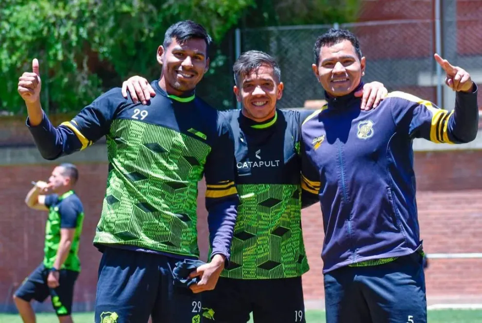 Willan Álvarez (izq.), Maxi Núñez y Daniel Mancilla, jugadores de Nacional. Foto: Club Nacional Potosí
