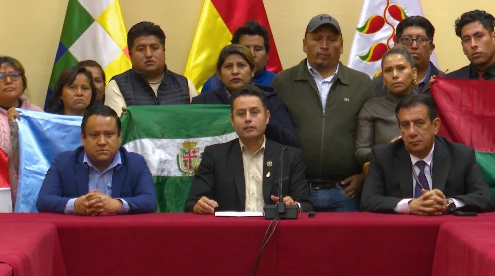 Lara con abogados de la Vicepresidencia y representantes de los prestatarios. Foto: Captura de video