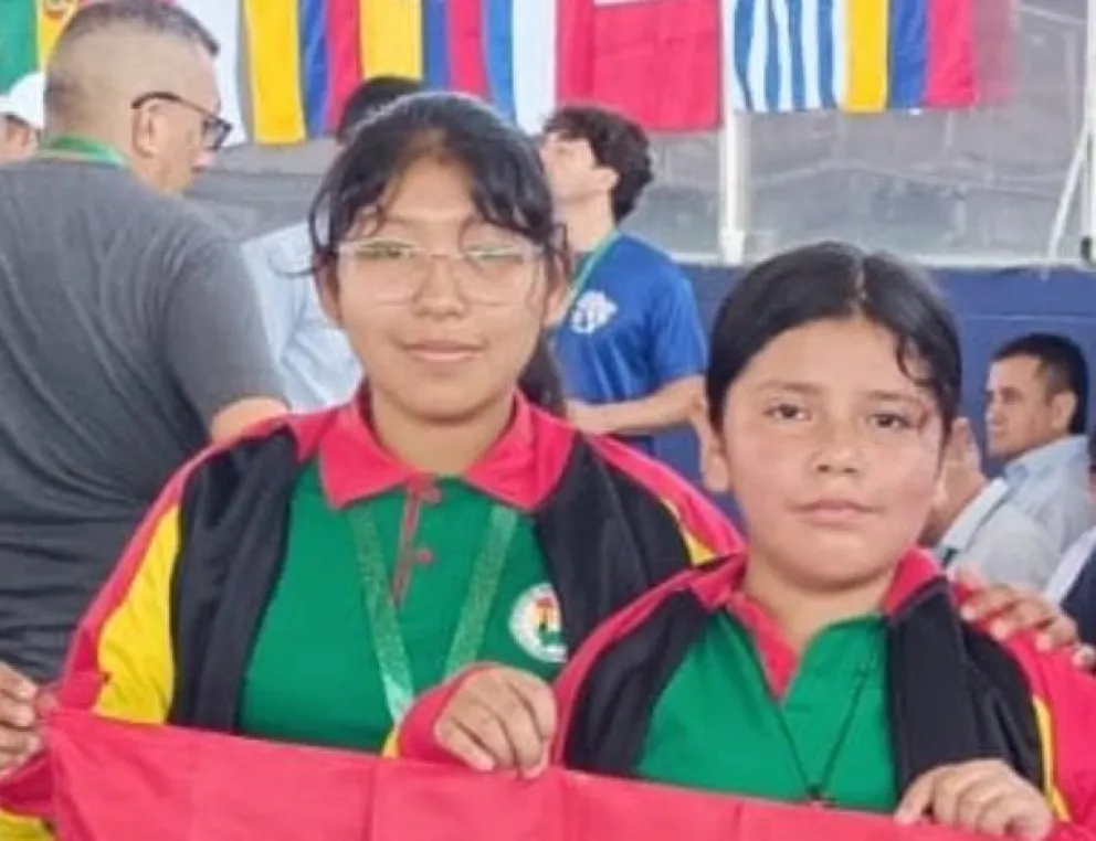 Velarde (izq.) y Gallardo con la tricolor nacional en el torneo. Foto: Federación Boliviana de Ajedrez.