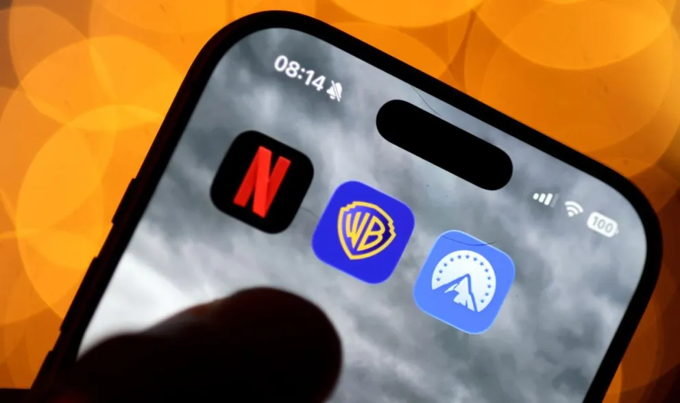 Los logotipos de las aplicaciones de Netflix, Warner Brothers y Paramount en la pantalla de un celular en Berlín (Alemania). Foto: EFE