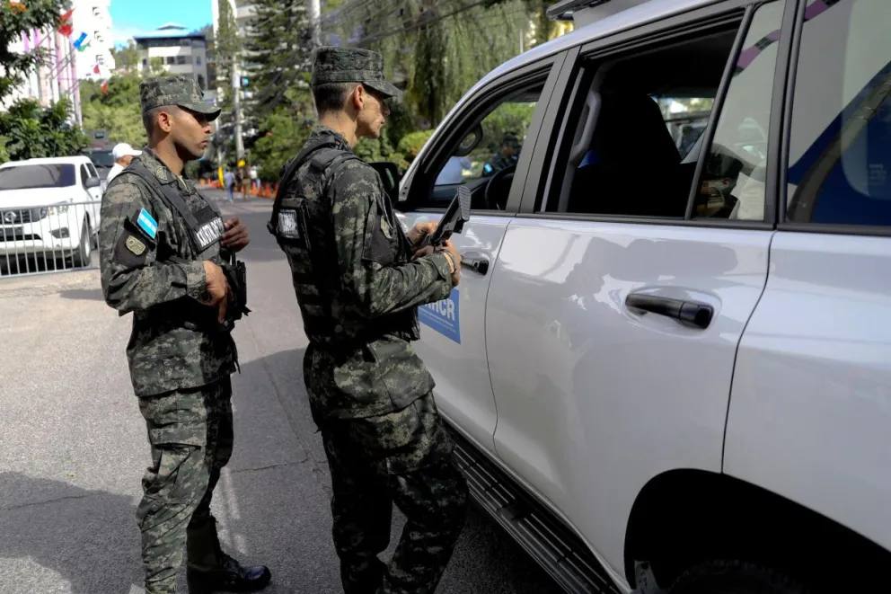 Integrantes de las FFAA de Honduras custodian el acceso al Centro de Divulgación de Resultados. Foto: EFE
