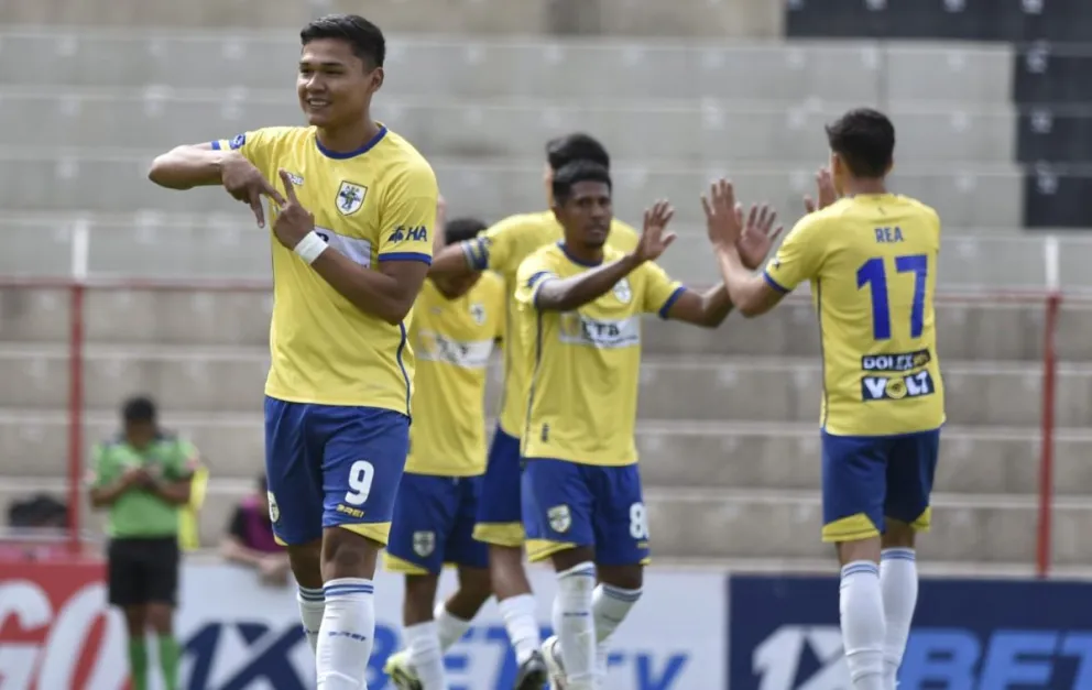 Jugadores de ABB celebran su victoria ante Oriente Petrolero. Foto: Agencia Marka Registrada