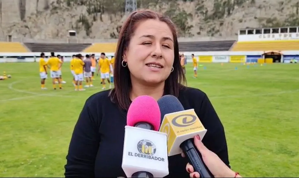 Paola Mendoza, vicepresidenta de The Strongest, declara a los periodistas. Foto: captura de video El Derribador